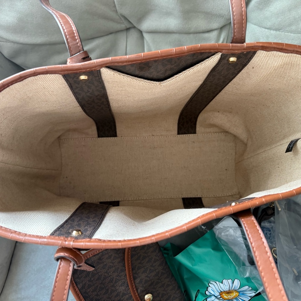 SALE🌸Michael Kors Eva Large Logo Studded CrocodileTote - Picture 3 of 11